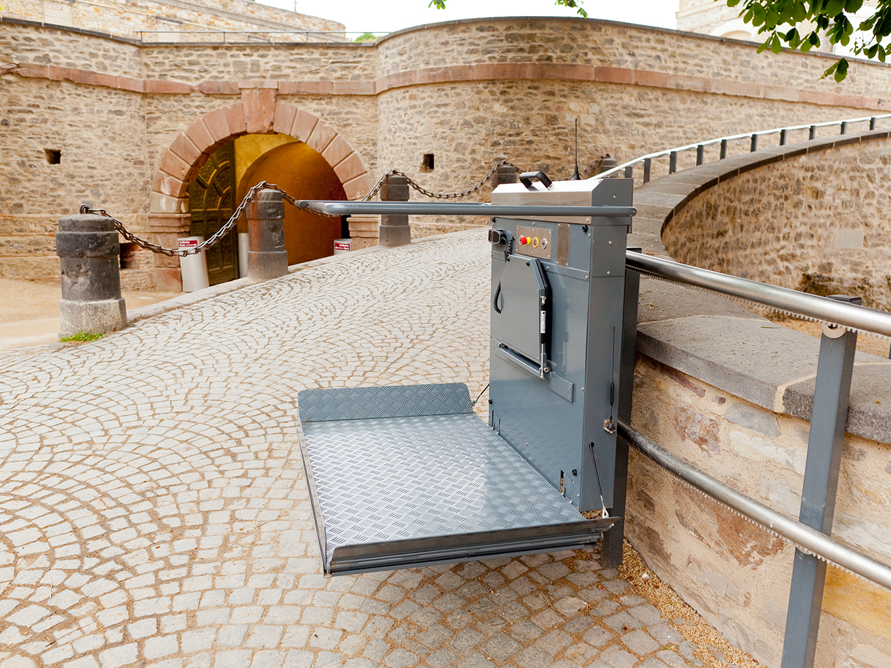 Plattformlift an einem steilen Aufstieg an einer Stadtmauer