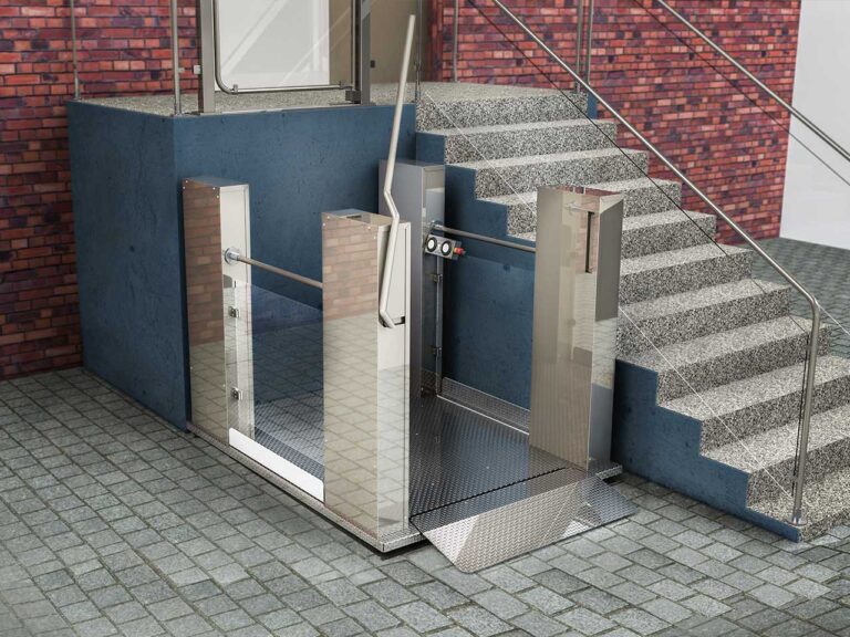 Der Hublift Quattro von sani-trans steht neben einer Treppe im Außenbereich, bereit zum Einsatz, um Menschen mit Rollstuhl oder Gehbehinderung auf die höher gelegene Ebene zu befördern.