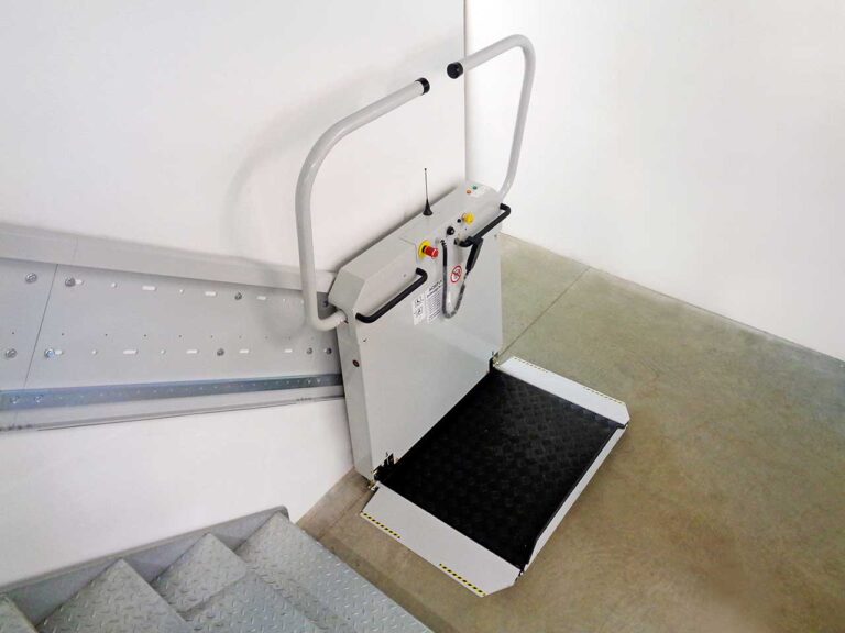 Plattformlift für schmale Treppen