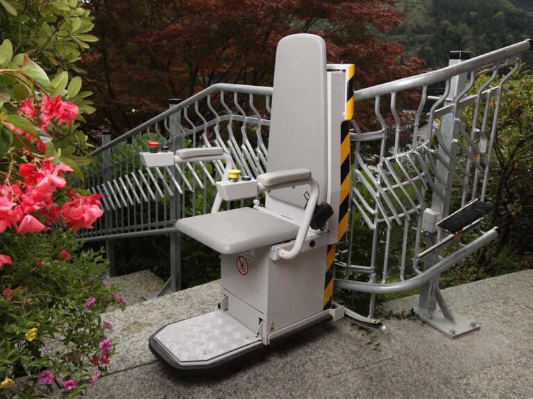 Einbaubeispiel sani-trans Sitzlift für den Außenbereich ermöglicht einen rollstuhlgerechten Zugang in den Garten