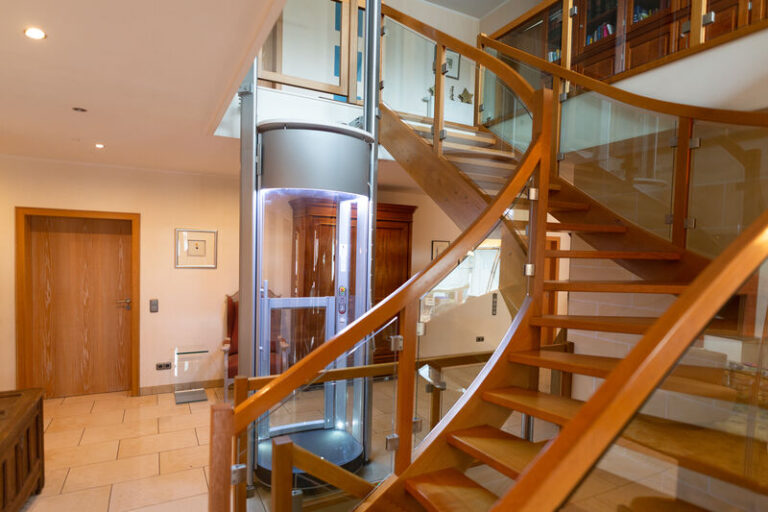 Einbaubeispiel eines Homelifts in einem Treppenhaus eines Einfamilienhauses