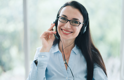 Frau telefoniert mit Headset und lächelt